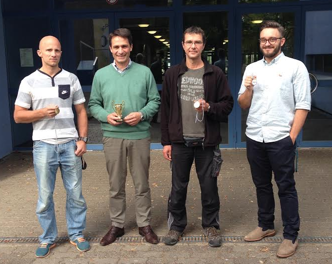 Auf dem Foto von links: Dr. Florian Krick (Schulsportleiter), Christof Gans (Schulleiter), Volker Ruis (Schlüsseldienst a. H.) und Sebastian Dinsenbacher (Schulsportleiter) 