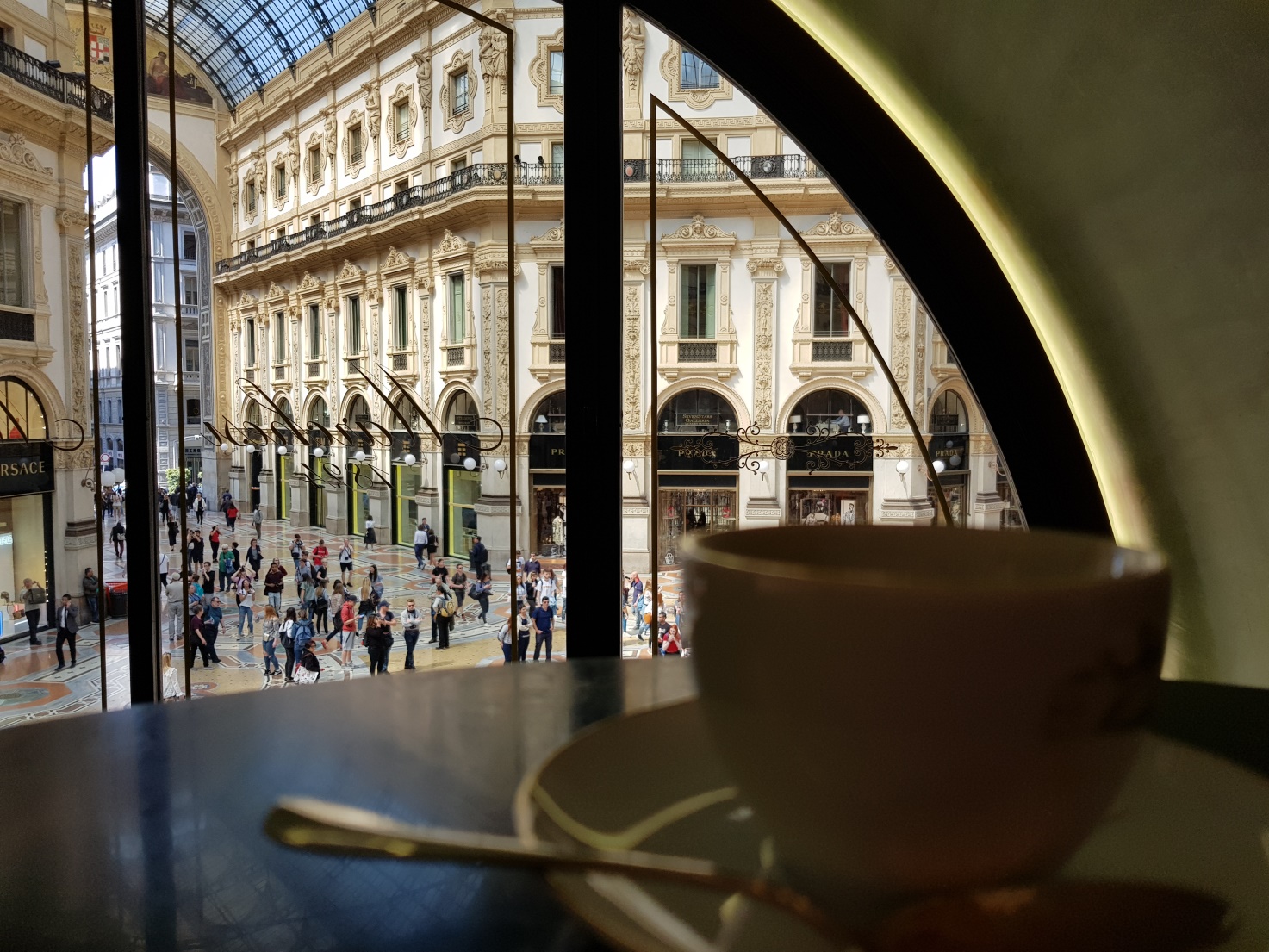 Ein Espresso trinken mit der „Galleria Vittorio Emanuele II“ im Hintergrund.