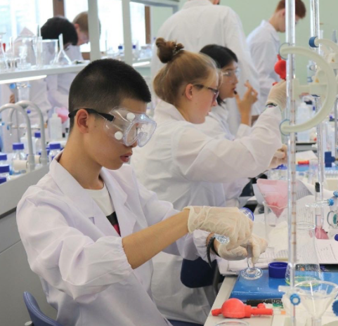 Amy Stephan (Mitte) beim Experimentieren im Labor