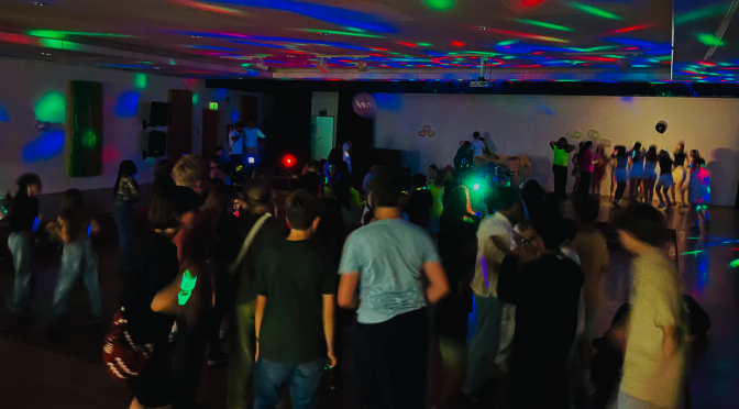 “Let’s glow”- großer Andrang bei der ersten Unterstufenparty