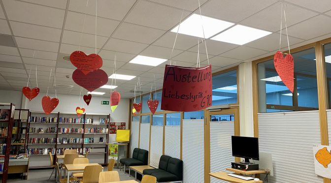 Liebe liegt in der Luft – Ausstellung der G9c in der Schulbibliothek