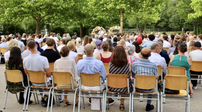 Abschlussfeier bei strahlendem Sonnenschein: Zeugnisse für Haupt- und Realschulabschluss überreicht